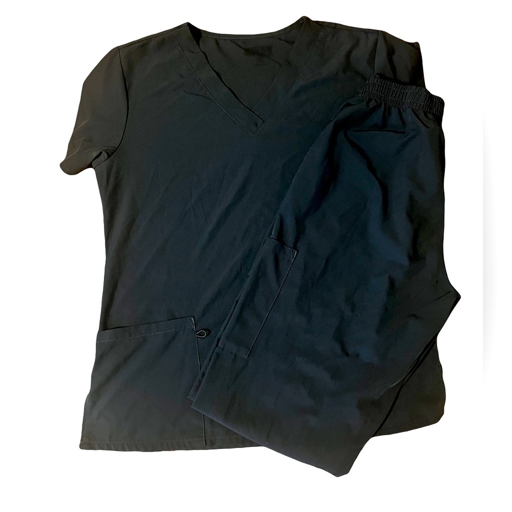 4 Flex Charcoal gray scrubs. Two front pockets on top. Side pockets on pants.